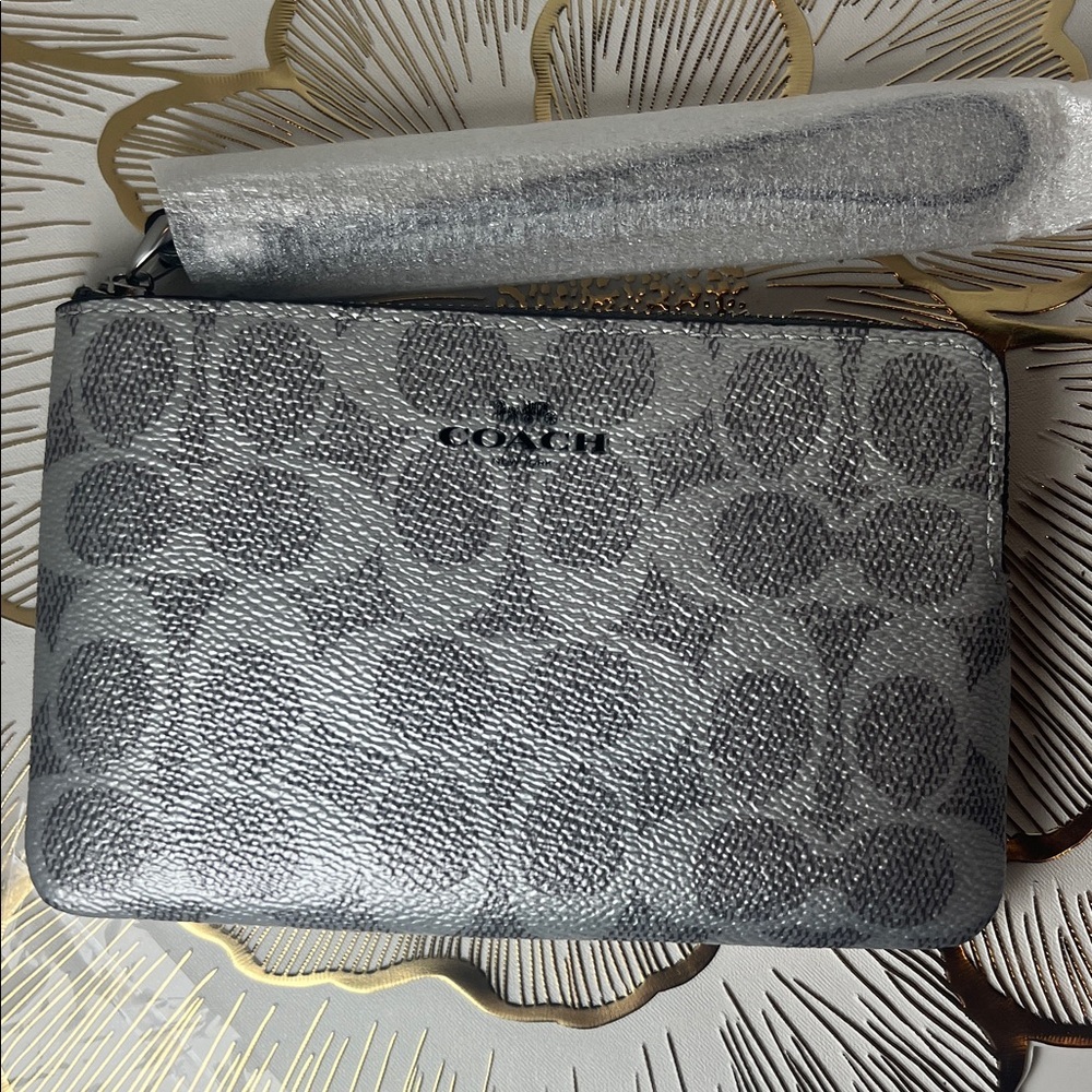 NWT 🩶 Coach Metallic Silver Wristlet 🩶 - Picture 5 of 10